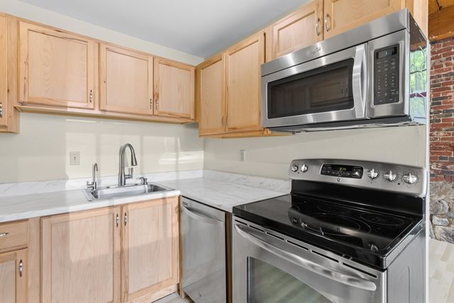 335 Cypress St Apt 1A, Manchester, NH 03103