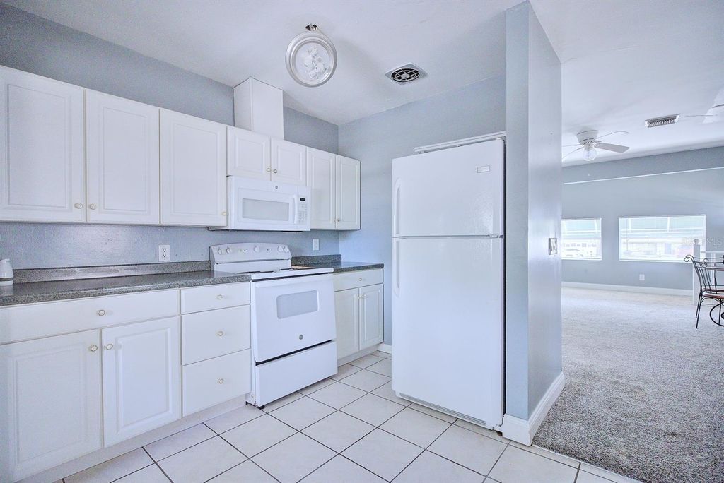 Image 11 of property listing at 121 BATES AVENUE SE, Winter Haven, FL 33880