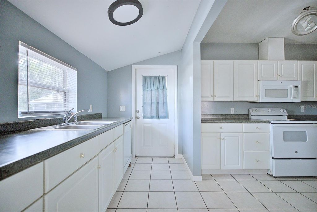 Image 15 of property listing at 121 BATES AVENUE SE, Winter Haven, FL 33880