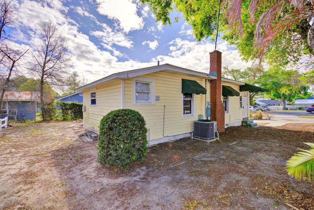 Image 25 of property listing at 121 BATES AVENUE SE, Winter Haven, FL 33880