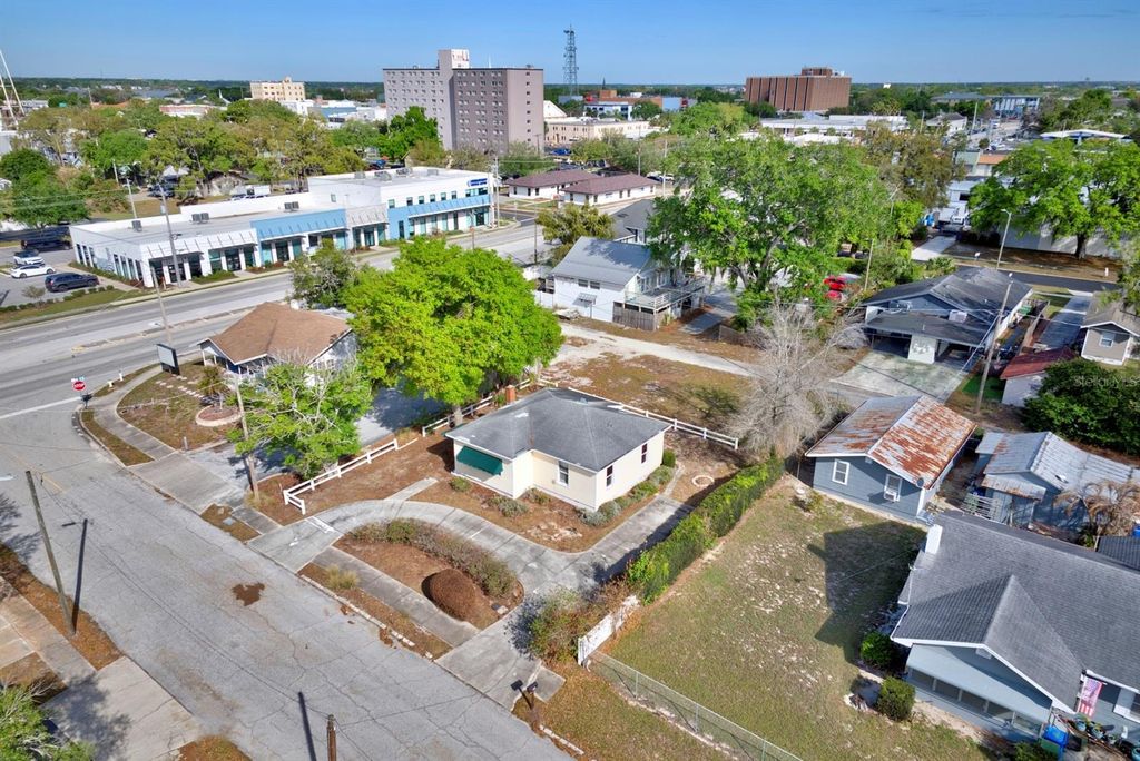 Image 28 of property listing at 121 BATES AVENUE SE, Winter Haven, FL 33880