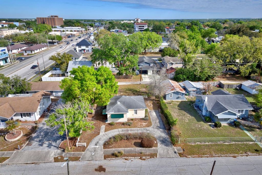 Image 29 of property listing at 121 BATES AVENUE SE, Winter Haven, FL 33880