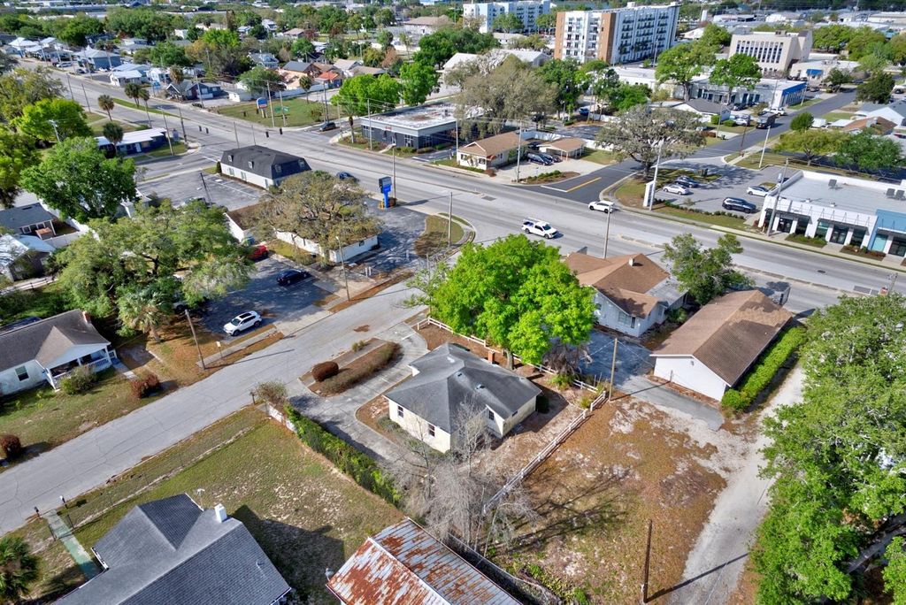 Image 33 of property listing at 121 BATES AVENUE SE, Winter Haven, FL 33880