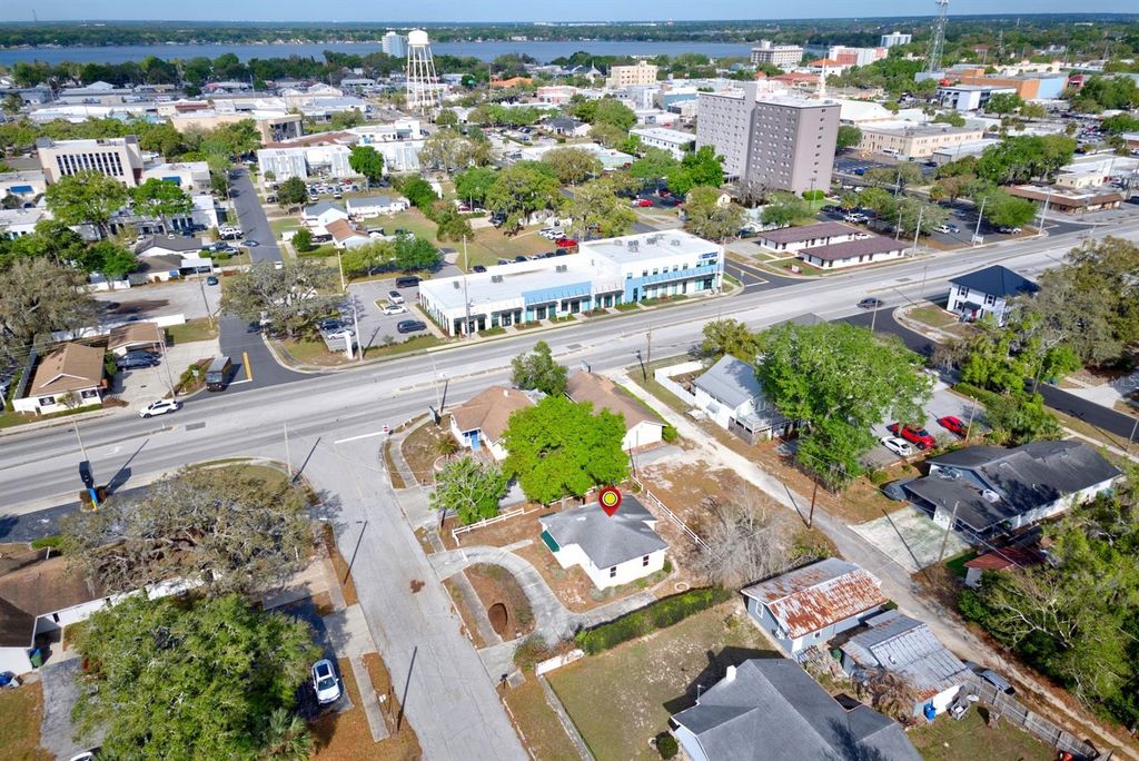 Image 35 of property listing at 121 BATES AVENUE SE, Winter Haven, FL 33880