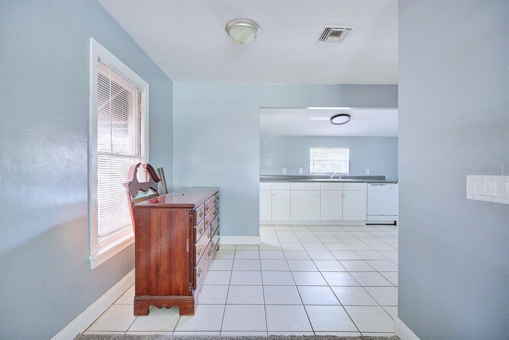 Image 8 of property listing at 121 BATES AVENUE SE, Winter Haven, FL 33880