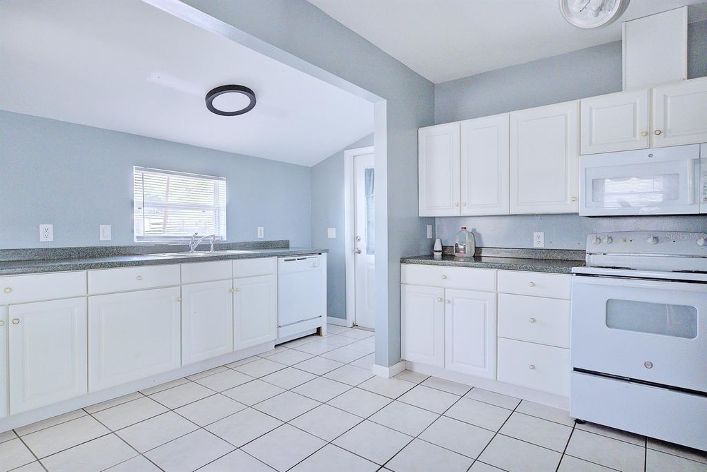 Image 9 of property listing at 121 BATES AVENUE SE, Winter Haven, FL 33880