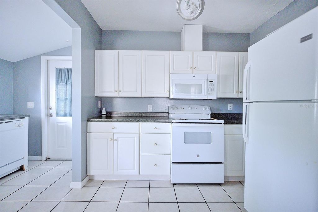 Image 10 of property listing at 121 BATES AVENUE SE, Winter Haven, FL 33880