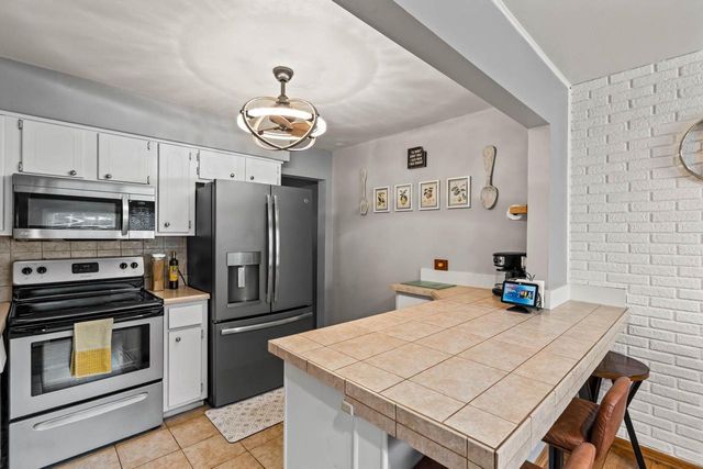 3119 W King Arthurs COURT, Greenfield, WI 53221
