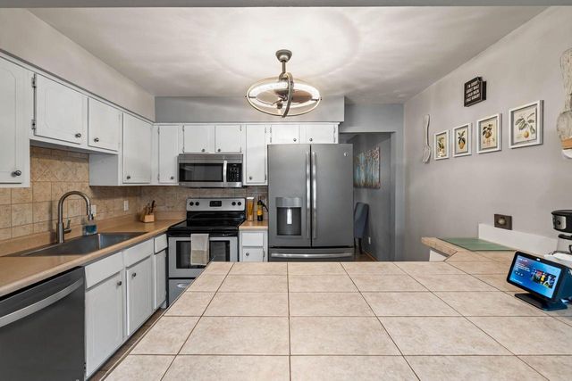 3119 W King Arthurs COURT, Greenfield, WI 53221