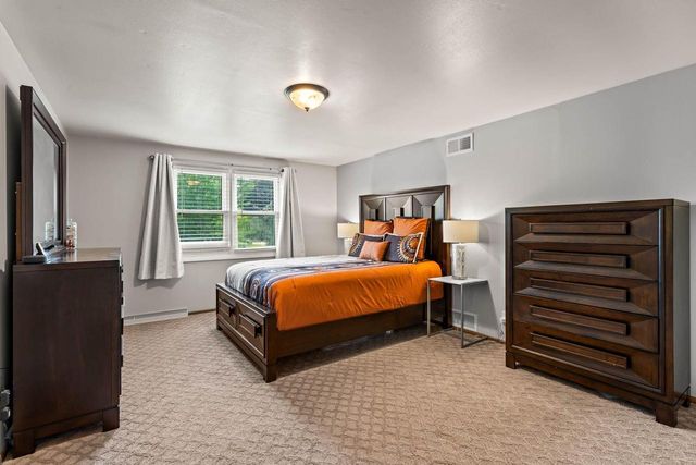 3119 W King Arthurs COURT, Greenfield, WI 53221