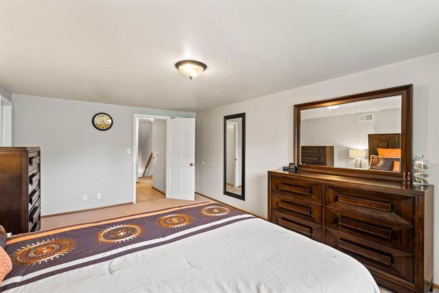 3119 W King Arthurs COURT, Greenfield, WI 53221