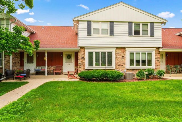 3119 W King Arthurs COURT, Greenfield, WI 53221