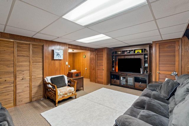 3119 W King Arthurs COURT, Greenfield, WI 53221