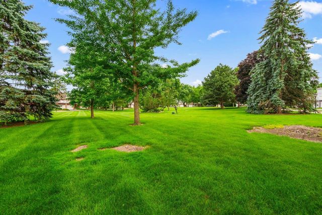 3119 W King Arthurs COURT, Greenfield, WI 53221
