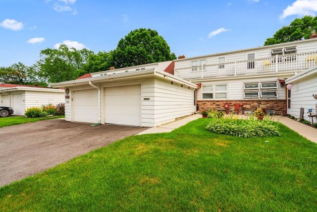 3119 W King Arthurs COURT, Greenfield, WI 53221