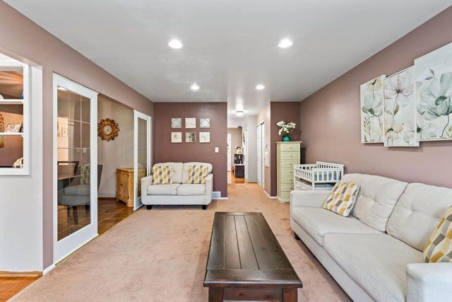 3119 W King Arthurs COURT, Greenfield, WI 53221