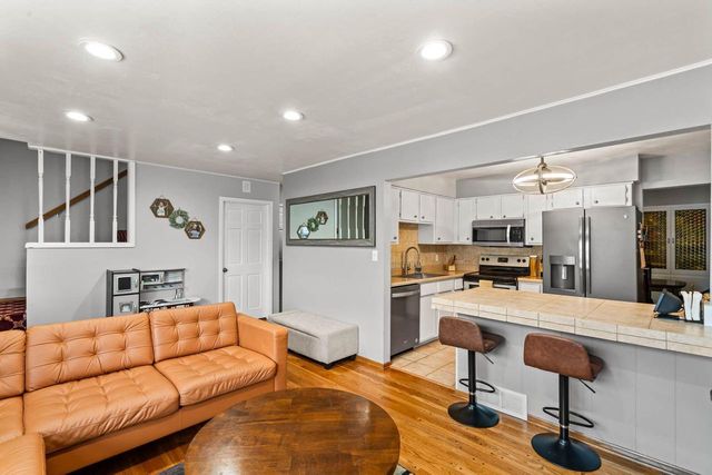 3119 W King Arthurs COURT, Greenfield, WI 53221