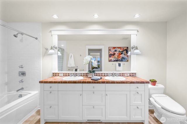 1810 NE 73rd Avenue NE, Medina, WA 98039