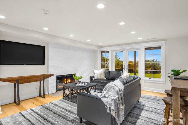 1810 NE 73rd Avenue NE, Medina, WA 98039