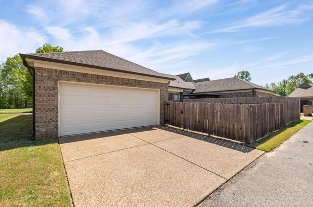 1977 S BEND DR, Cordova, TN 38016