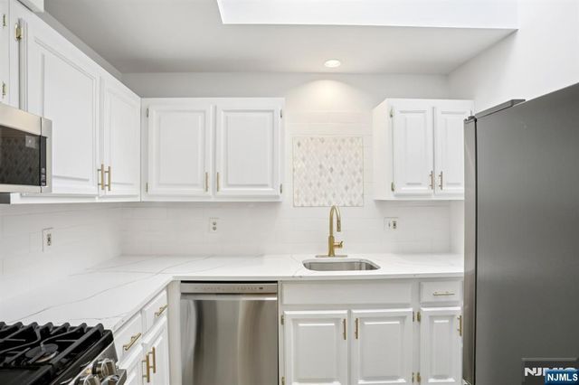 66 Park Avenue C, Park Ridge, NJ 07656