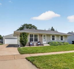 122 Bergstrom Boulevard, Cedar Falls, IA 50613