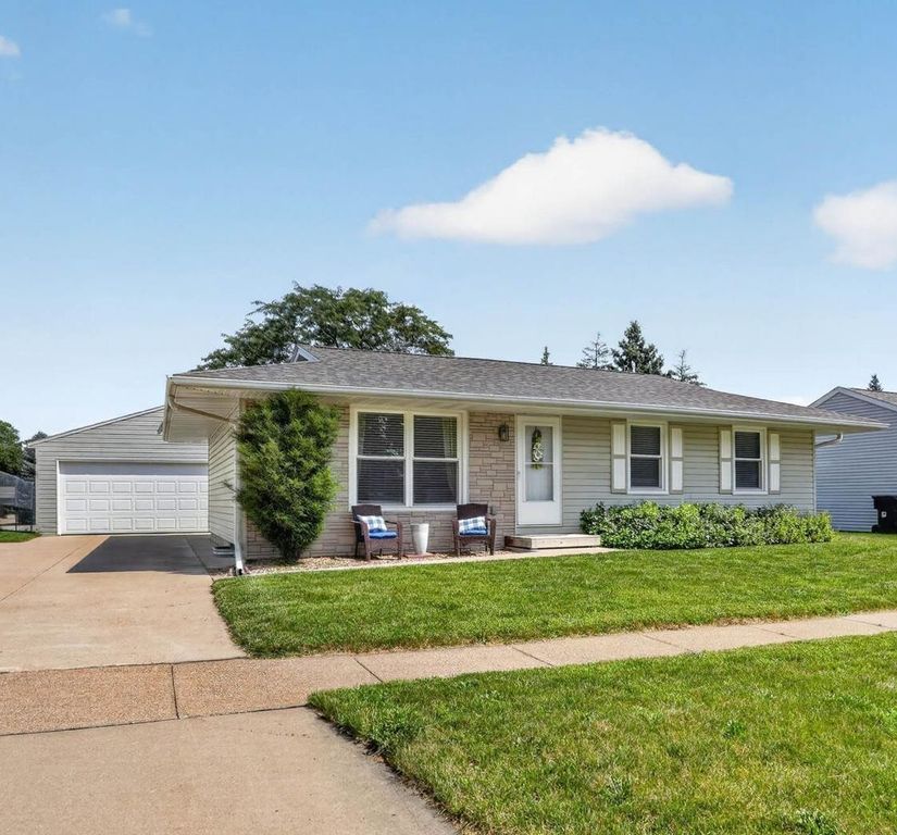 122 Bergstrom Boulevard, Cedar Falls, IA 50613
