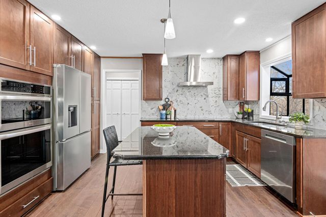 6981 Edgebrook Place, Eden Prairie, MN 55346