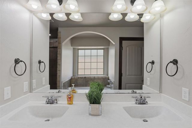 829 SW 8th Street, Moore, OK 73160