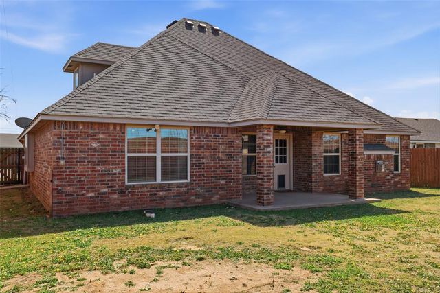 829 SW 8th Street, Moore, OK 73160