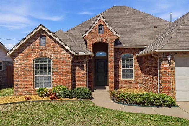 829 SW 8th Street, Moore, OK 73160