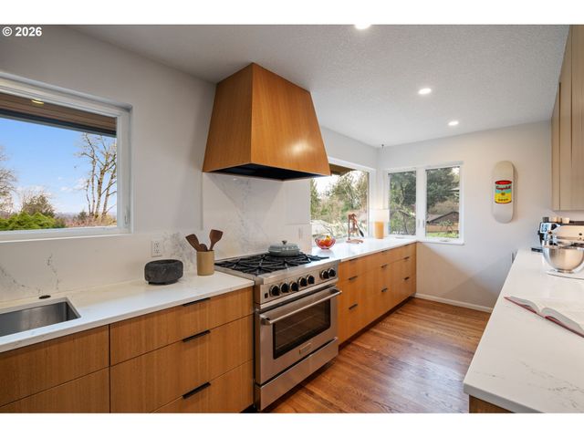 8110 Sw VALLEY VIEW Dr, Portland, OR 97225