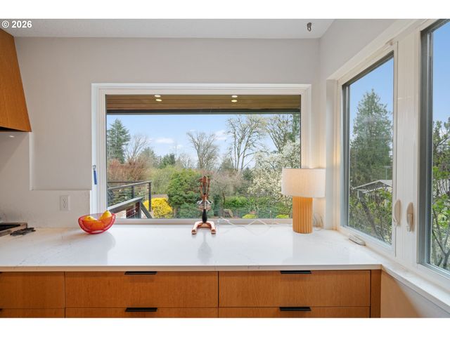 8110 Sw VALLEY VIEW Dr, Portland, OR 97225