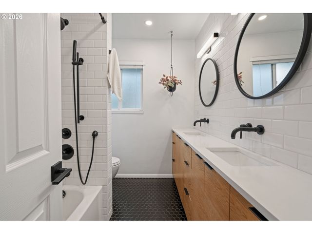 8110 Sw VALLEY VIEW Dr, Portland, OR 97225