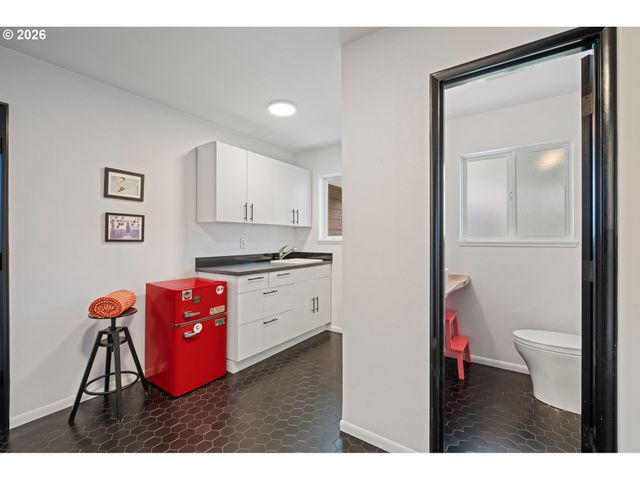 8110 Sw VALLEY VIEW Dr, Portland, OR 97225