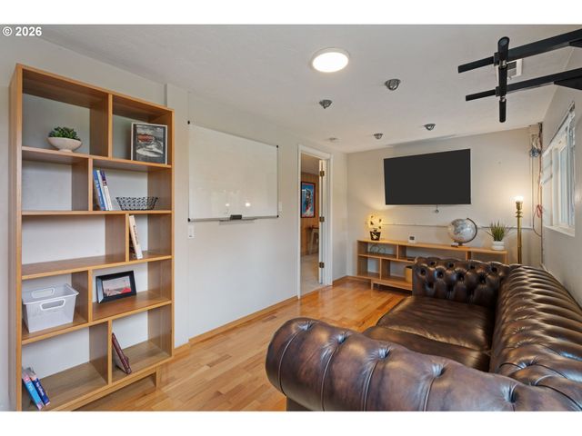 8110 Sw VALLEY VIEW Dr, Portland, OR 97225