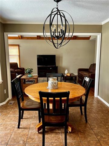 8987 Oak Country Lane, De Soto, KS 66018