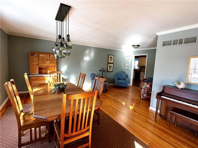 8987 Oak Country Lane, De Soto, KS 66018