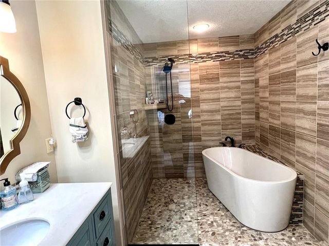 8987 Oak Country Lane, De Soto, KS 66018