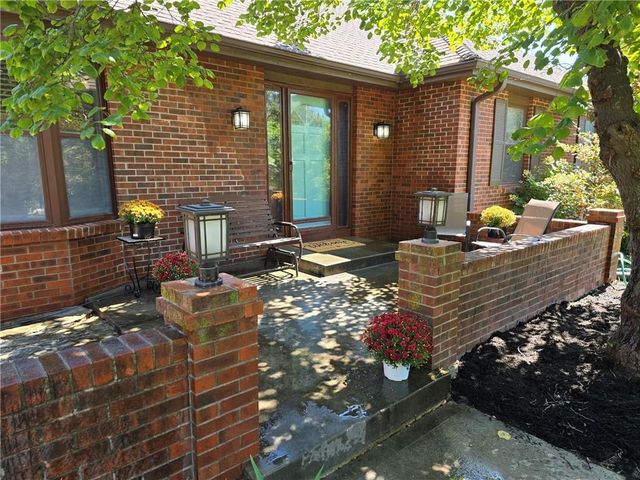 8987 Oak Country Lane, De Soto, KS 66018