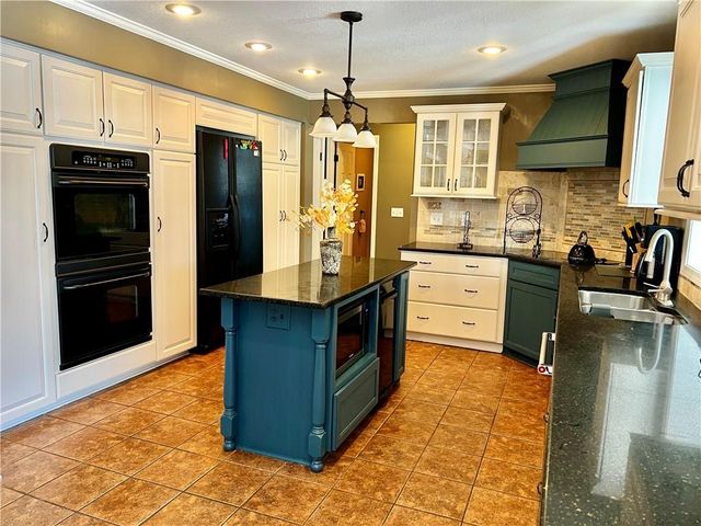 8987 Oak Country Lane, De Soto, KS 66018