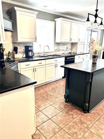 8987 Oak Country Lane, De Soto, KS 66018