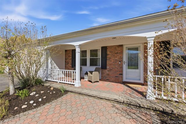 28 Manchester Lane, Stony Brook, NY 11790