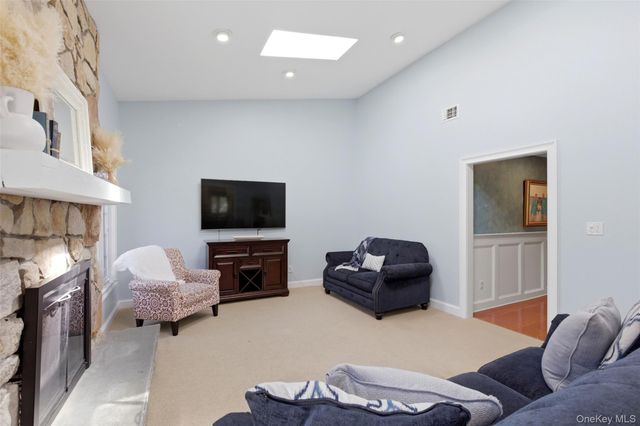 28 Manchester Lane, Stony Brook, NY 11790