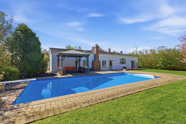 28 Manchester Lane, Stony Brook, NY 11790