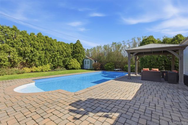 28 Manchester Lane, Stony Brook, NY 11790