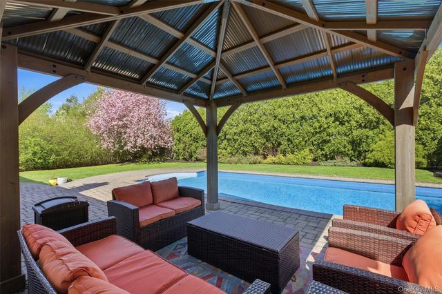 28 Manchester Lane, Stony Brook, NY 11790