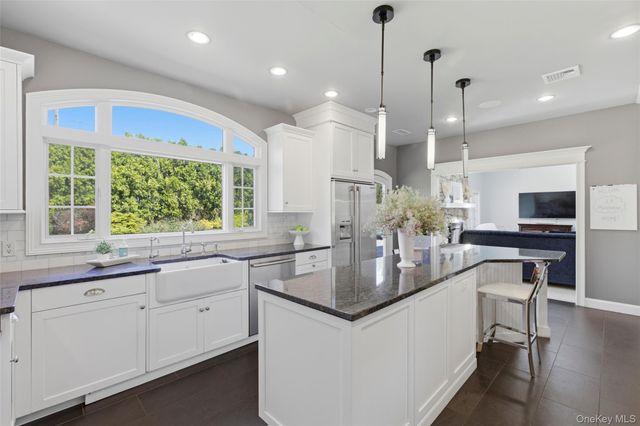 28 Manchester Lane, Stony Brook, NY 11790