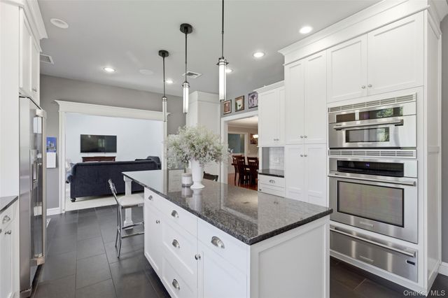 28 Manchester Lane, Stony Brook, NY 11790