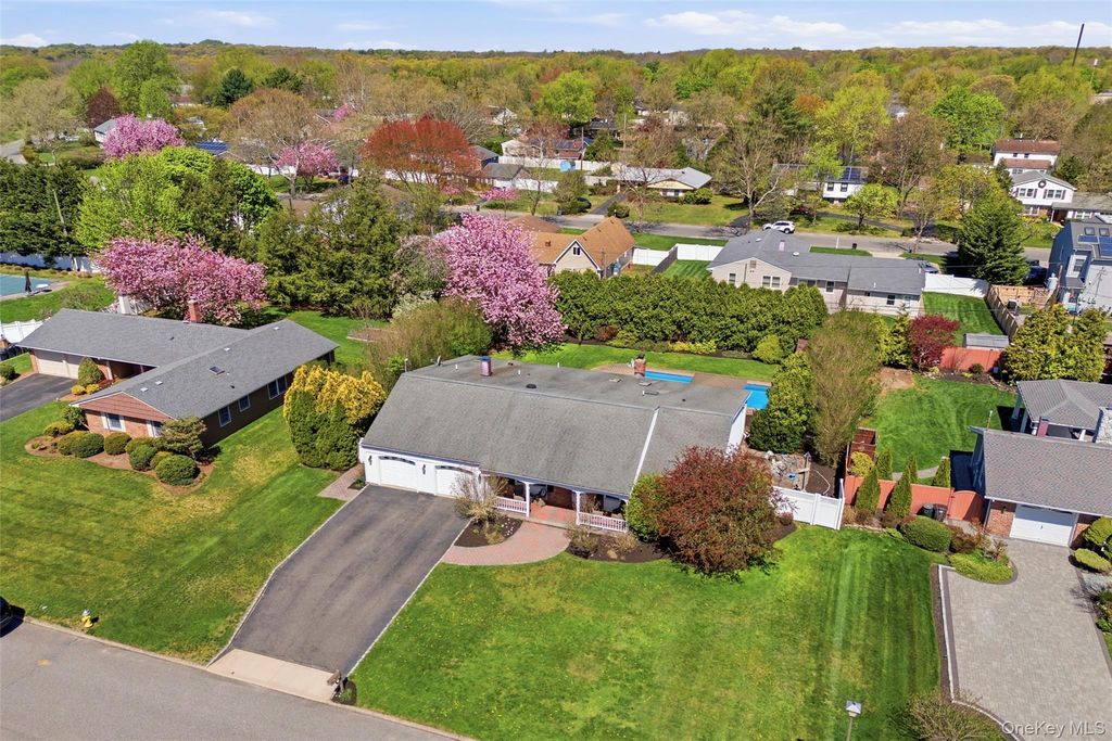 28 Manchester Lane, Stony Brook, NY 11790